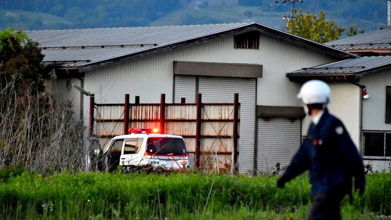 長野県中野市で猟銃のようなもので４人を撃ち、建物の中に立てこもった男が拘束された/Naoto Suzuki/AP