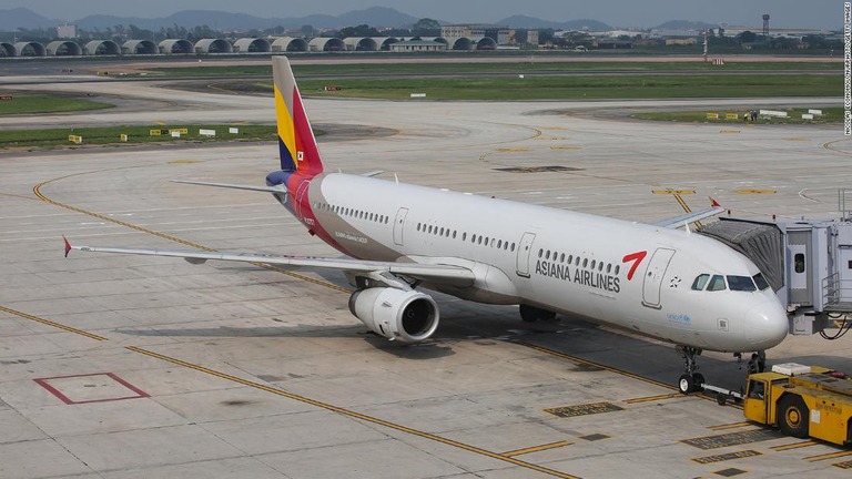 韓国アシアナ航空は２８日、エアバスＡ３２１―２００型機の非常口座席の販売/Nicolas Economou/NurPhoto/Getty Images