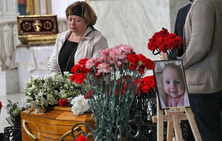 ウクライナ南部オデーサでロシア軍のミサイル攻撃で死亡した母娘の葬儀に参列する人々/Nina Liashonok/ Ukrinform/Future Publishing/Getty Images