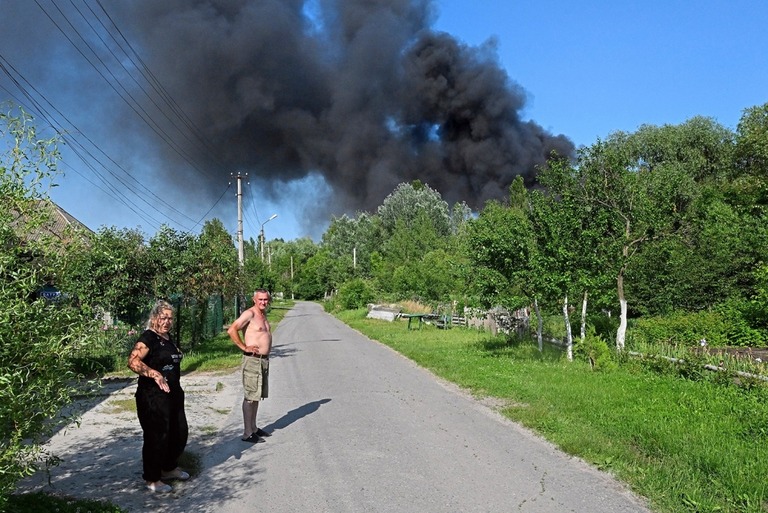 砲撃の後、路上に立つ住民＝２日、ロシア・ベルゴロド州/Anatoliy Zhdanov/Kommersant/Sipa USA/AP