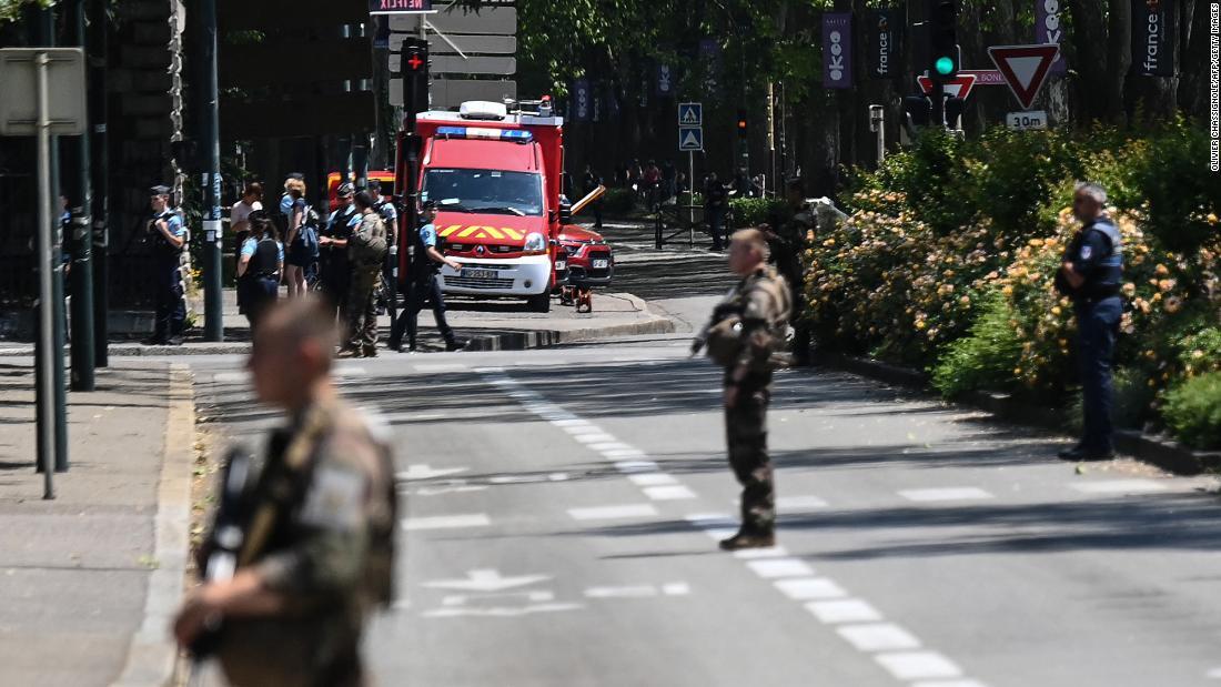 事件現場周辺を警戒する警官ら/Olivier Chassignole/AFP/Getty Images