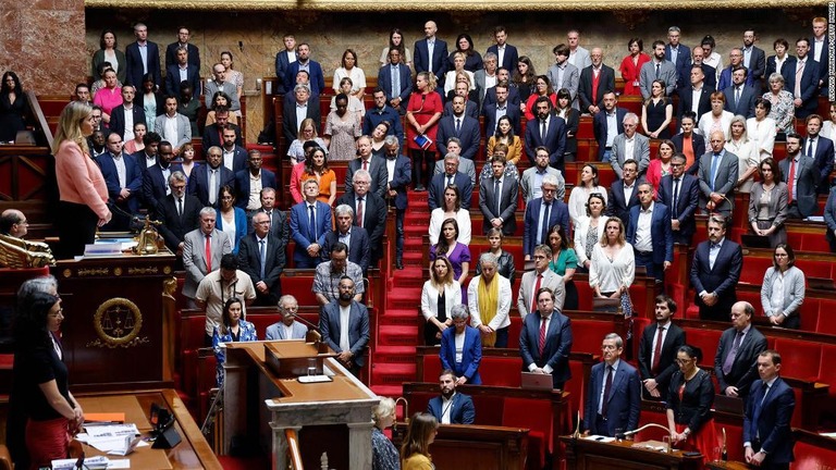 １分間の黙とうを捧げるフランス国民議会の議員ら/Ludovic Marin/AFP/Getty Images