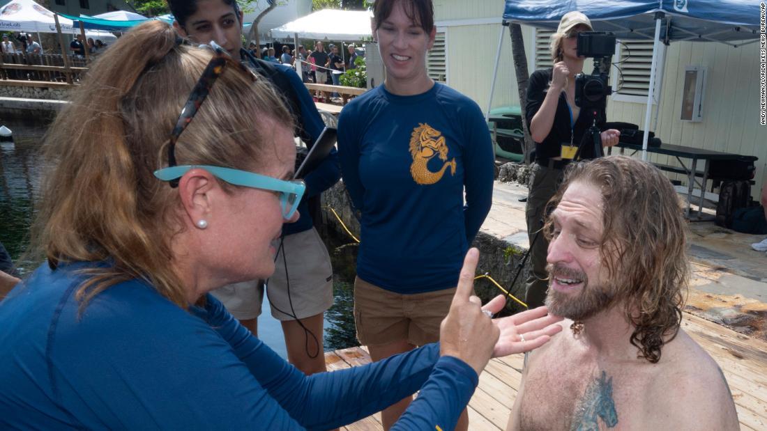 地上に戻って検査を受けるディトゥリ博士/Andy Newman/Florida Keys News Bureau/AP