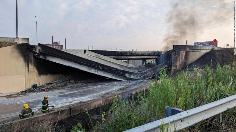 火災によって破損した高速道路/City of Philadelphia Office of Emergency Management/Reuters