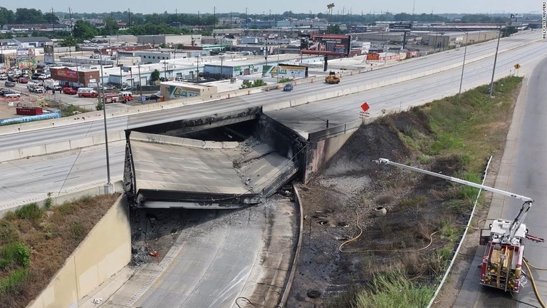 高架の一部が崩落したペンシルベニア州の州間高速道路Ｉ９５号線/Billy Kyle/Reuters