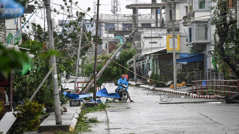 ラカイン州北部の町の道路にもサイクロンの被害＝５月１４日
/Sai Aung Main/AFP/Getty Images