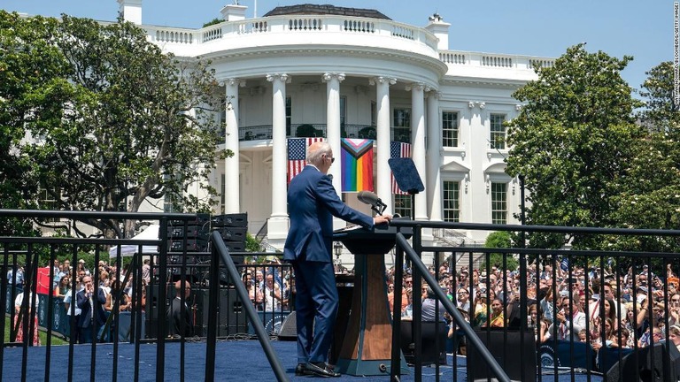 「プライド月間」のイベントで演説するバイデン米大統領＝１０日、米ワシントンＤＣ/Nathan Howard/Bloomberg/Getty Images