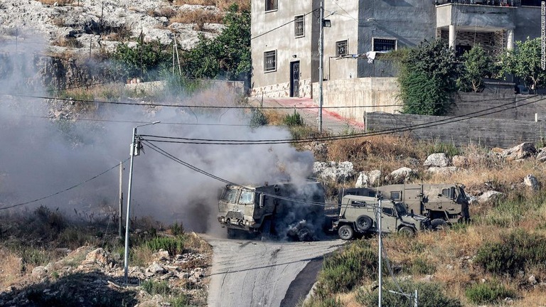 激しい戦闘が行われたジェニンで、車両周辺から煙が立ち上る/Jaafar Ashtiyeh/AFP/Getty Images