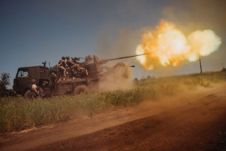 ロシア陣地に砲撃するウクライナ兵＝１９日、ウクライナ・バフムート郊外/Wojciech Grzedzinski/Anadolu Agency/Getty Images