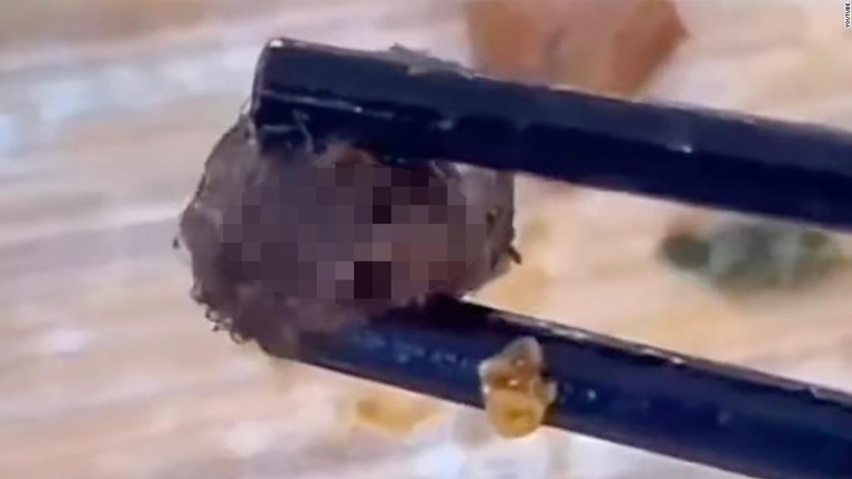中国・江西省の学校で食堂の料理の中から見つかった異物について、当局がネズミの頭だったことを確認した/YouTube