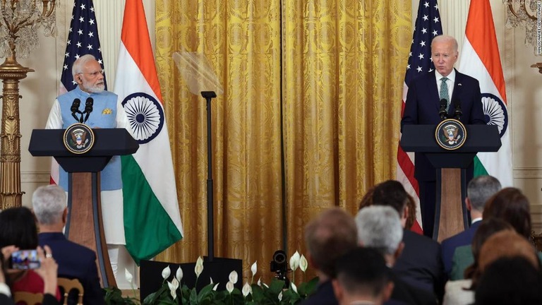 インドのモディ首相との共同記者会見を行うバイデン米大統領（右）＝２２日、米ホワイトハウス/Win McNamee/Getty Images