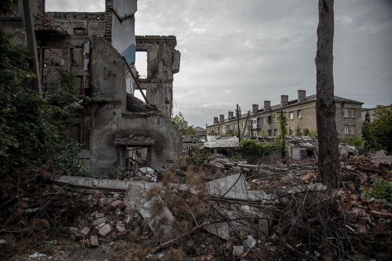 破壊された集合住宅＝ウクライナ東部ドネツク州リマン/Narciso Contreras/Anadolu Agency/Getty Images