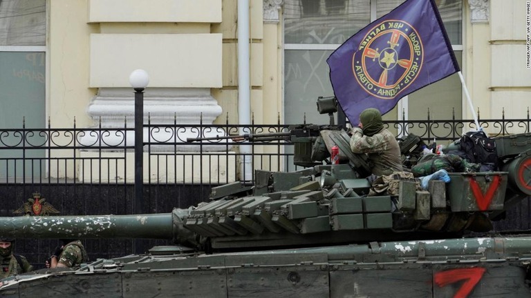 戦車に乗るワグネルの戦闘員＝２４日、ロシア・ロストフ州ロストフナドヌー/STRINGER/AFP/AFP via Getty Images