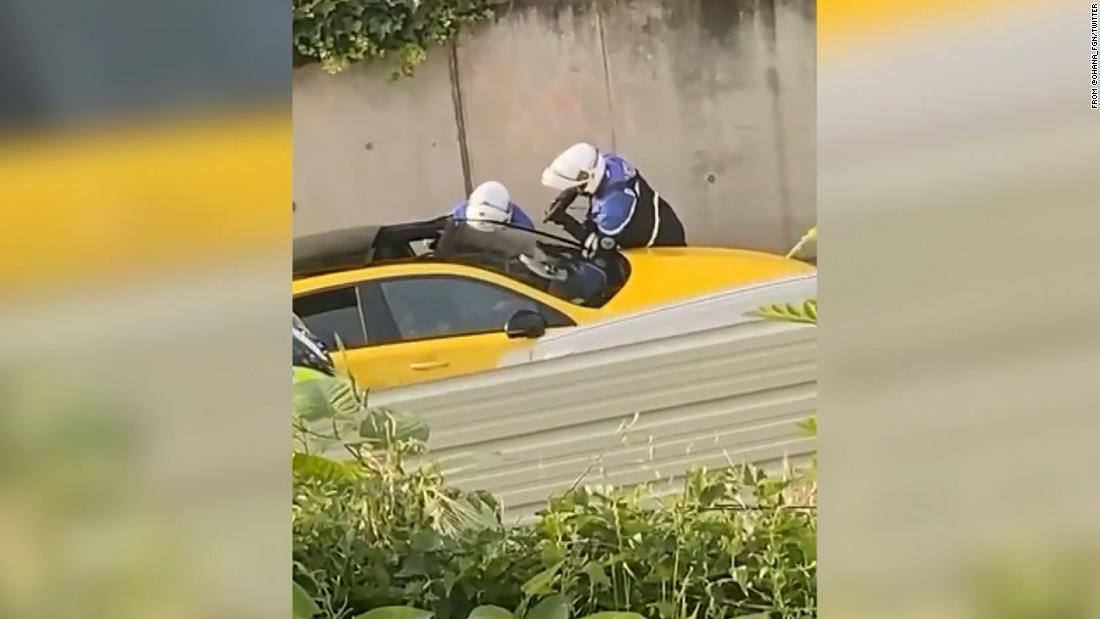 ツイッターに投稿された映像の一部。検問中の警官が車を運転していた１７歳の少年と接触した瞬間が映っている/From @Ohana_Fgn/Twitter