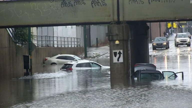 シカゴでは道路が冠水するなどの被害が出ている/WLS
