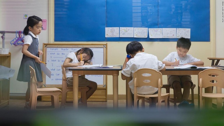 学習塾で勉強する子どもたち＝２０１６年８月、韓国ソウル/Yelim Lee/AFP/Getty Images