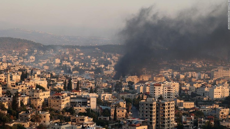 イスラエル軍による空爆後、上空にあがる黒い煙＝３日/Jaafar Ashtiyeh/AFP/Getty Images