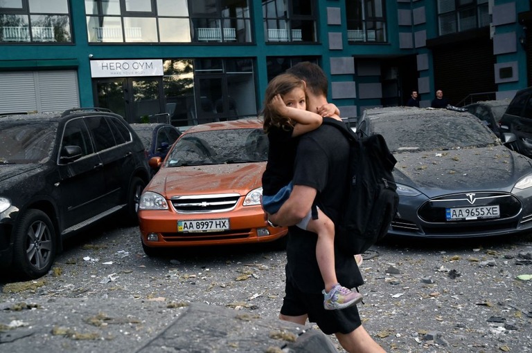 ロシアのカラシン議員は、７０万人のウクライナの子どもがロシアに保護されたと主張している/ Sergei Supinsky/AFP/Getty Images