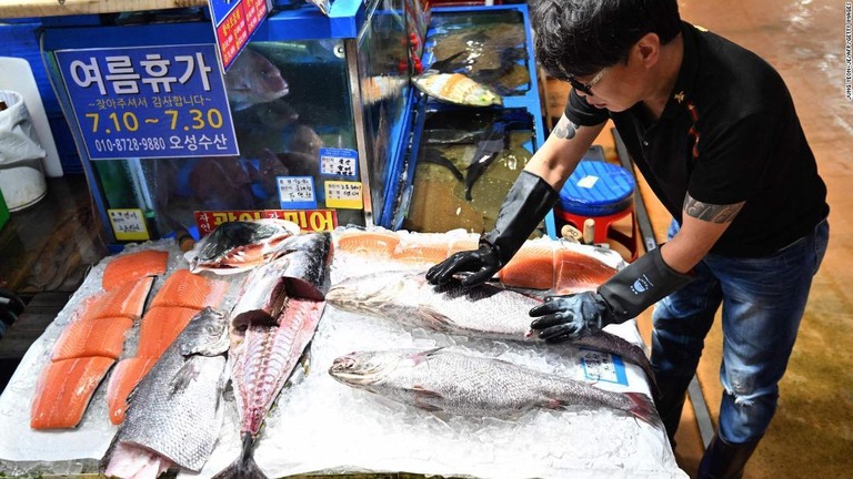 魚を並べる卸売市場の販売員＝６日、韓国首都ソウル/Jung Yeon-je/AFP/Getty Images