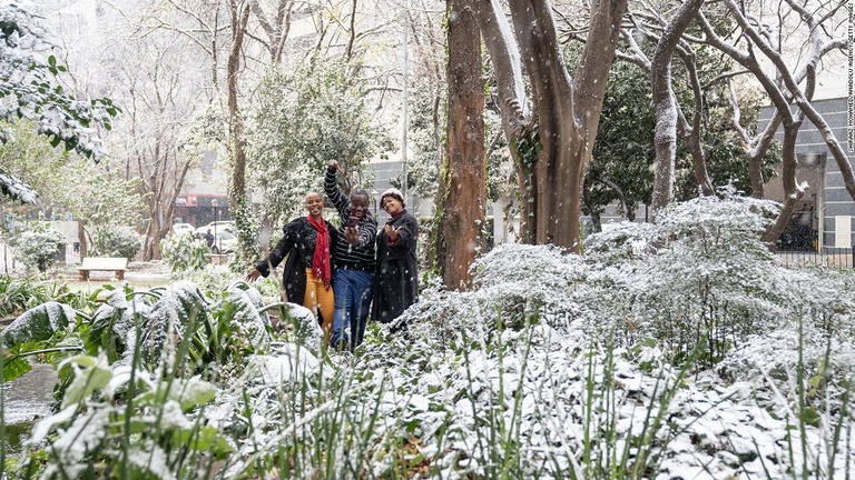 降雪を喜ぶ子どもたち＝１０日、南アフリカ・ヨハネルブルク/Shiraaz Mohamed/Anadolu Agency/Getty Images