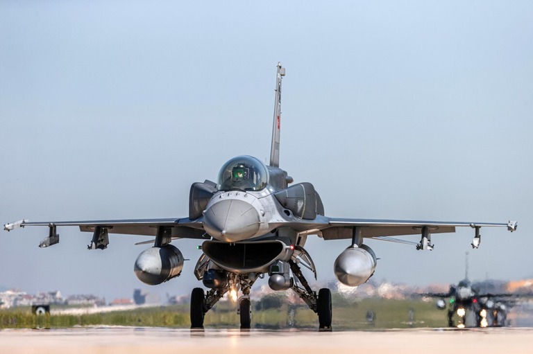 トルコ空軍の戦闘機Ｆ１６＝２０２２年５月２２日、トルコ・バルケシル/Ali Atmaca/Anadolu Agency/Getty Images