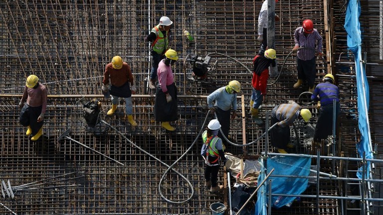 強い日差しの下で働く外国人労働者＝５月、シンガポール/Suhaimi Abdullah/NurPhoto/Getty Images