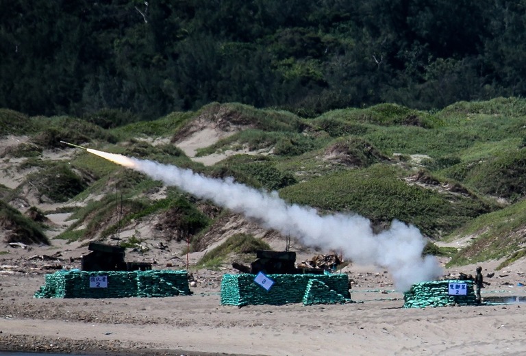台湾南部での実弾演習で、米国製の携帯式地対空ミサイルを発射する台湾軍/I-Hwa Cheng/Bloomberg/Getty Images