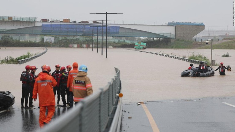地下道付近で進む捜索救助活動＝１５日、韓国中部の清州市/Yonhap News Agency/Reuters