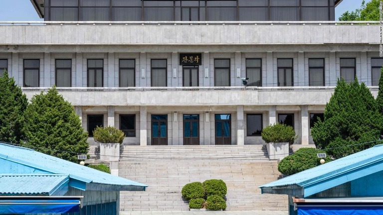 韓国側から見た北朝鮮の板門堂＝５月９日/Anthony Wallace/AFP/Getty Images/File