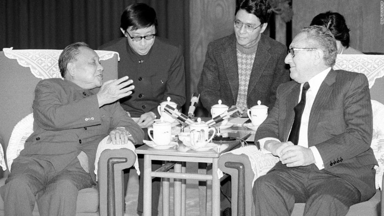 中国の鄧小平氏（左）と会談を行ったキッシンジャー氏＝１９８５年１１月１１日、北京/Neal Ulevich/AP