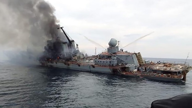 炎上するロシアの誘導ミサイル巡洋艦「モスクワ」＝２０２２年４月/Social Media