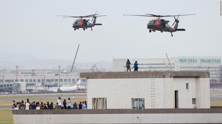 台湾の民間空港で実施された軍事演習の様子/Ann Wang/Reuters