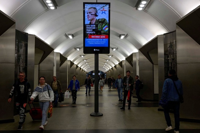 ロシア軍との契約を呼び掛ける広告＝６月、ロシア首都モスクワ/Natalia Kolesnikova/AFP/Getty Images