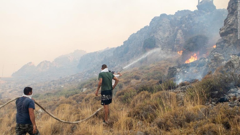 ギリシャ・ロードス島で山火事の消火に当たる消防要員/Lefty Damian/Anadolu Agency/Getty Images