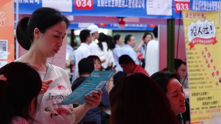 中国・河北省での就職説明会で仕事を探す大卒者/Costfoto/NurPhoto/Getty Images