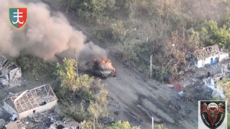 ウクライナ軍がドネツク州スタロマイオルスケを解放し、燃える戦車の画像を公開＝２７日/Ukrainian Armed Forces/Reuters