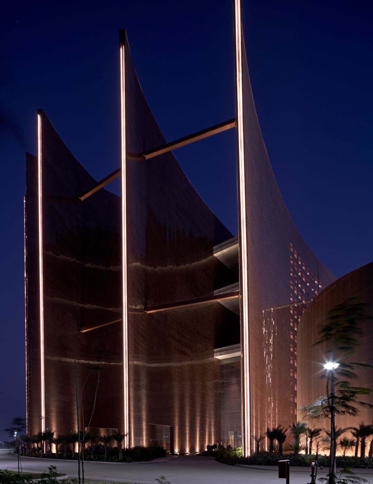 フレア形状は建物全体に卓越風を通すように設計されている/Edmund Sumner