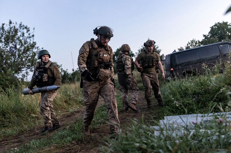 東部バフムートのウクライナ軍兵士ら/Diego Herrera Carcedo/Anadolu Agency/Getty Images