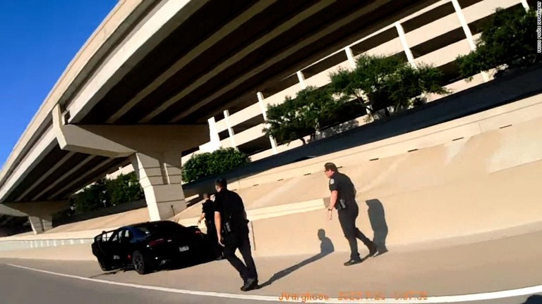 停車させた車に近づく警官/Frisco Police Department