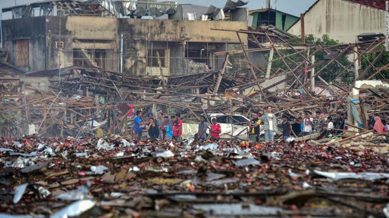 爆発があった花火倉庫と周辺一帯はがれきと化した/Madaree Tohlala/AFP/Getty Images