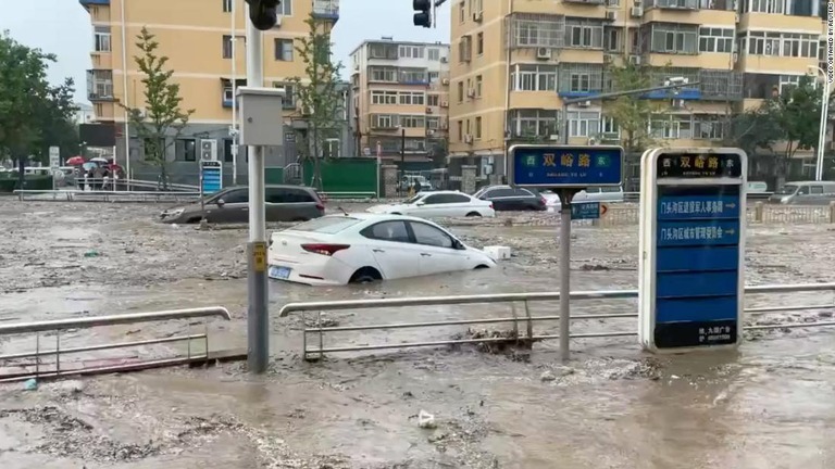 車が濁水に浸かった北京市西部の門頭溝区の様子/Video obtained by Reuters