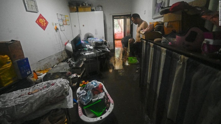 家屋が浸水し、門頭溝区の住民５万２０００人以上が避難を余儀なくされた/Pedro Pardo/AFP/Getty Images