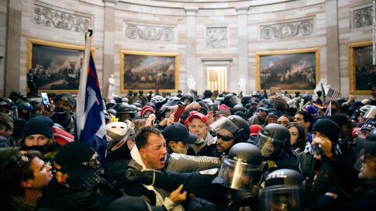 暴徒化したトランプ支持者らと警察が衝突した＝２０２１年１月６日/Mostafa Bassim/Anadolu Agency/Getty Images