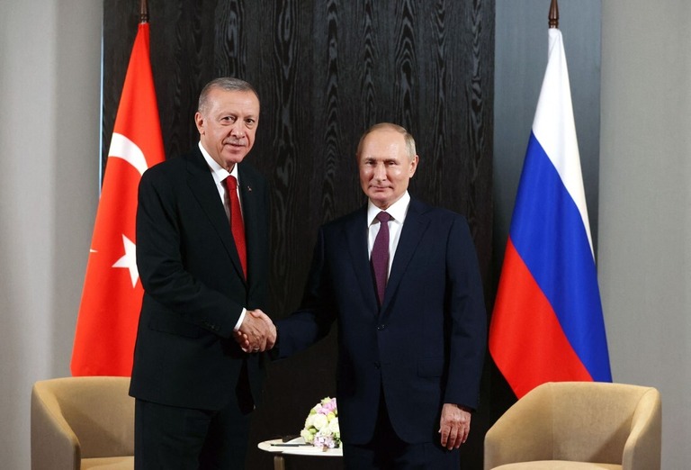 トルコのエルドアン大統領（左）とロシアのプーチン大統領（右）＝２０２２年９月、ウズベキスタン・サマルカンド/Alexandr Demyanchuk/Sputnik/AFP/Getty Images/File