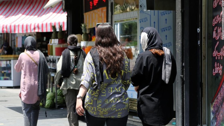 テヘランの路上を歩く女性たち＝７月１８日、イラン/Fatemeh Bahrami/Anadolu Agency/Getty Images