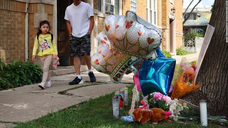 ９歳女児が射殺された現場近くを歩く近所の住人/Stacey Wescott/Chicago Tribune/TNS/Getty Images