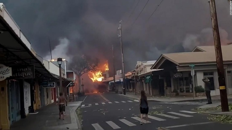 マウイ島の町ラハイナに迫る山火事の炎と煙/Alan Dicker/TMX