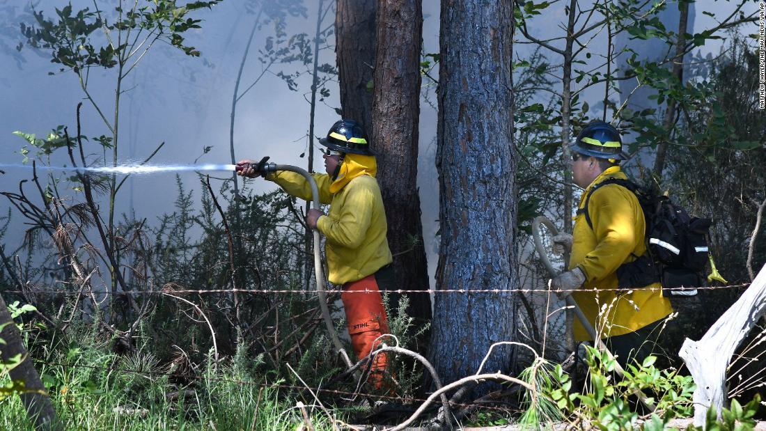 消火活動を行う消防士＝マウイ島クラ/Matthew Thayer/The Maui News via AP