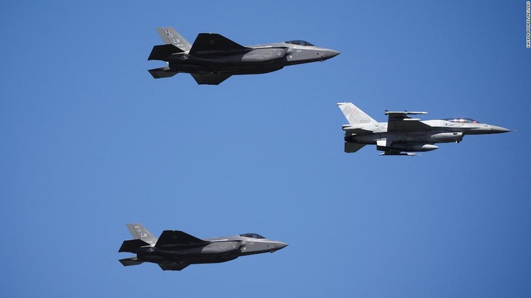 米軍のＦ３５とポーランド軍のＦ１６もパレードに参加/Kacper Pempel/Reuters