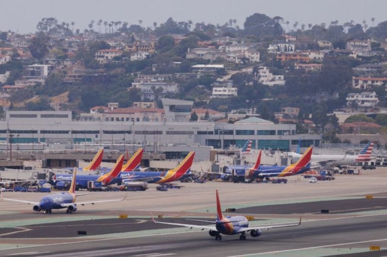 サンディエゴ国際空港に駐機するサウスウェスト航空の旅客機の資料写真/Mike Blake/Reuters/FILE